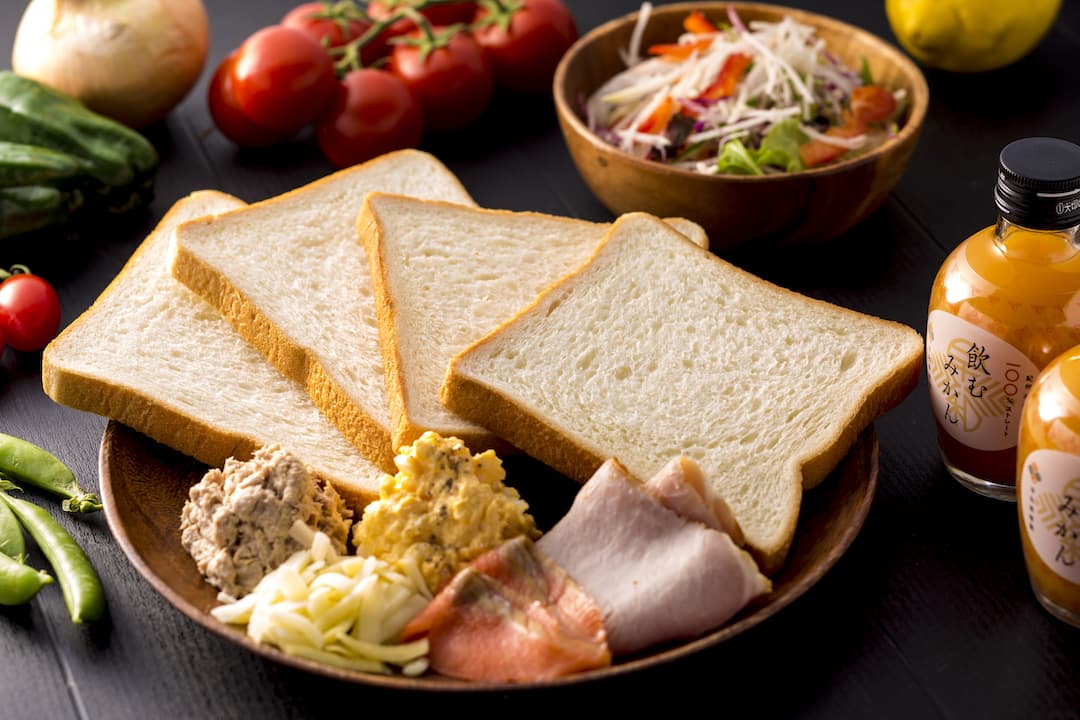 爽やかな海景色とともに味わう朝食